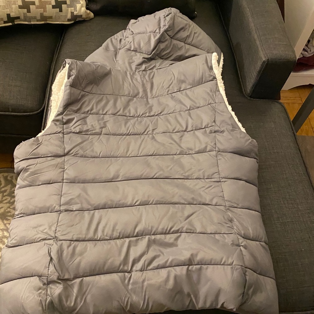 New York & Company faux fur lined puffer vest w/hood, size XL - Picture 4 of 5